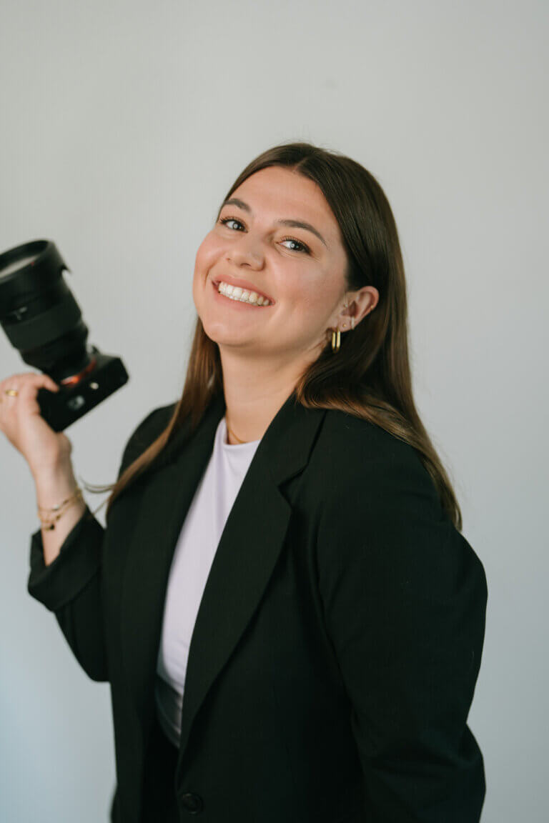 Alvina Pfeifer lächelt in die Kamera – natürliche und emotionale Hochzeitsfotografie