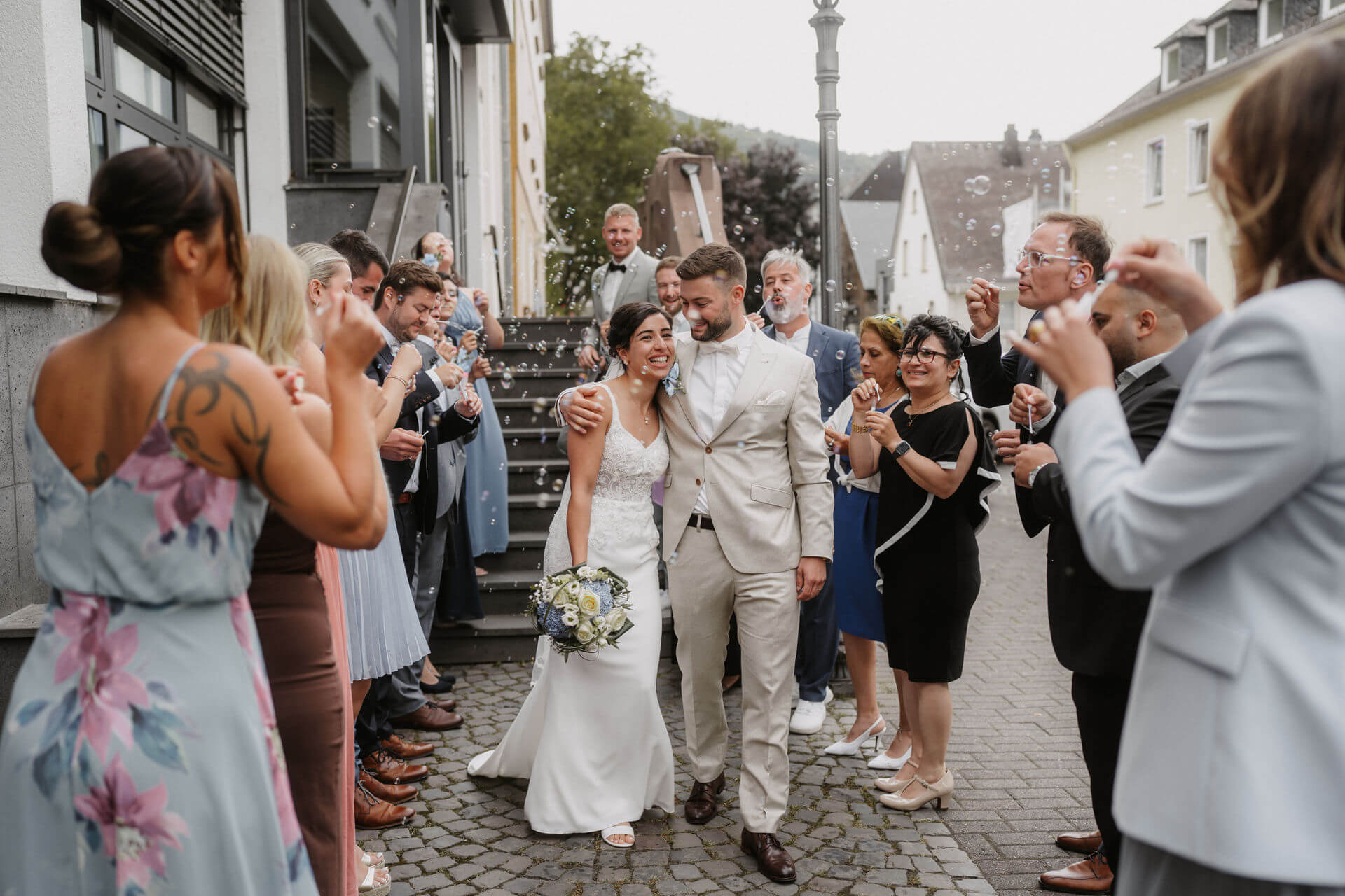Hochzeitsfotografie an der Mosel - Auszug Brautpaar - Alvina Pfeifer weddings