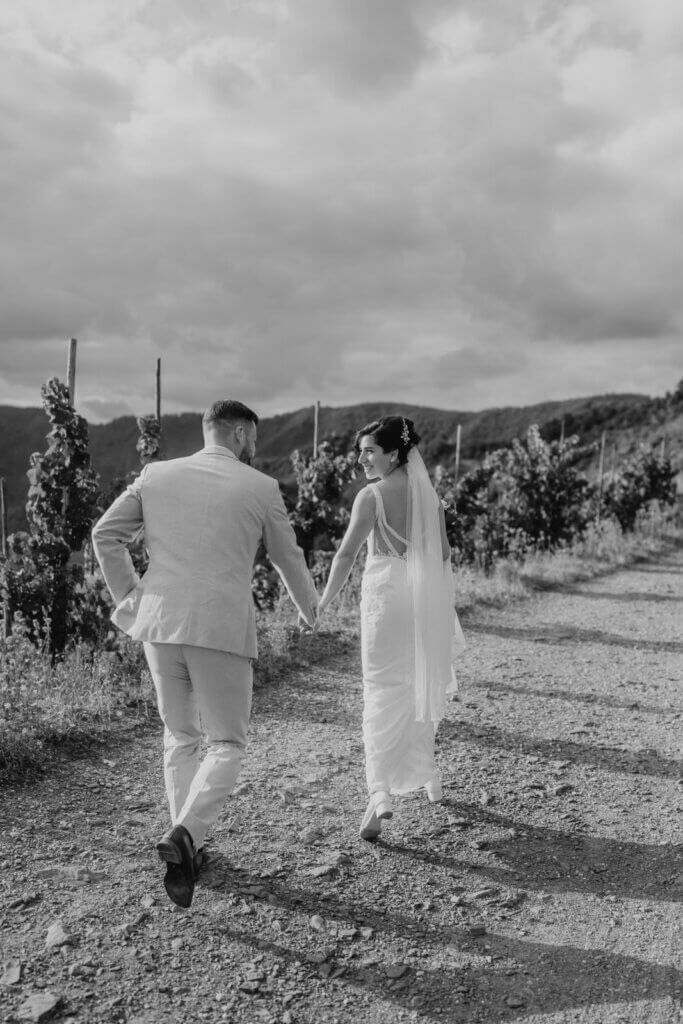 Hochzeitsfotografin Mosel - Brautpaarshooting in den Weinbergen - Alvina Pfeifer Weddings