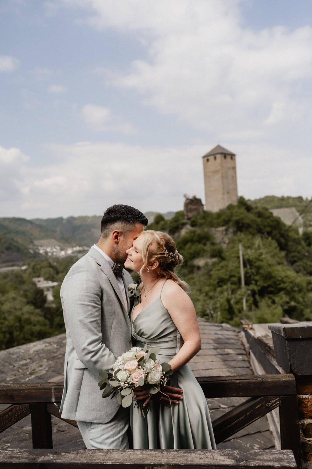 Hochzeitsfotografin Eifel - Standesamtliche Hochzeit auf der Burg - Hochzeitsfotografin Alvina Pfeifer Weddings